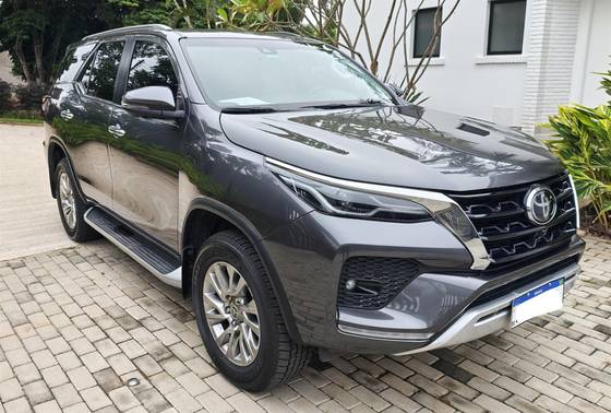TOYOTA HILUX SW4 2.8 D-4D TURBO DIESEL SRX 7L 4X4 AUTOMÁTICO